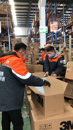 爱心驰援 快递公司优先保障武汉应急物资运输