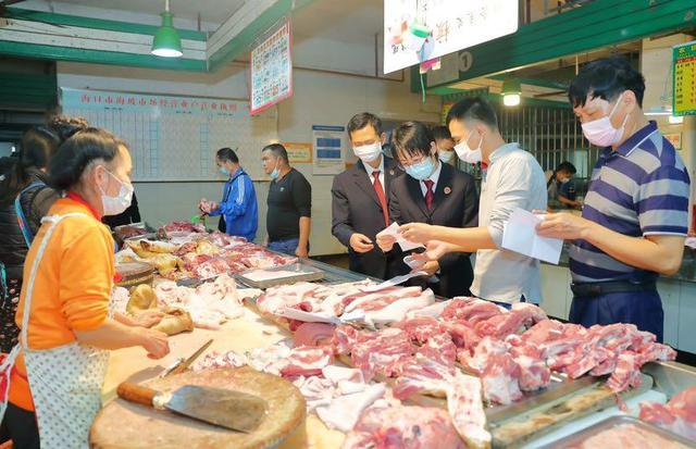 在对市场内的食品进行安全调查